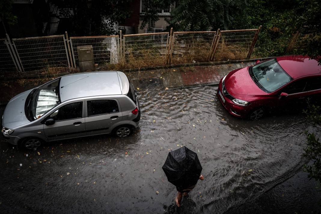 İstanbul’da sağanak etkisini gösterdi: Bahçe duvarı yıkıldı, ev sular altında kaldı 2